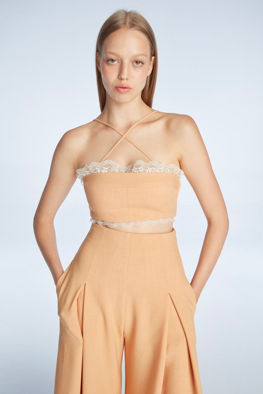 Strapless shirt decorated with lace